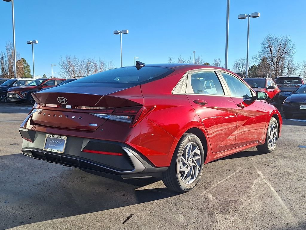 Used 2024 Hyundai Elantra Blue image 3