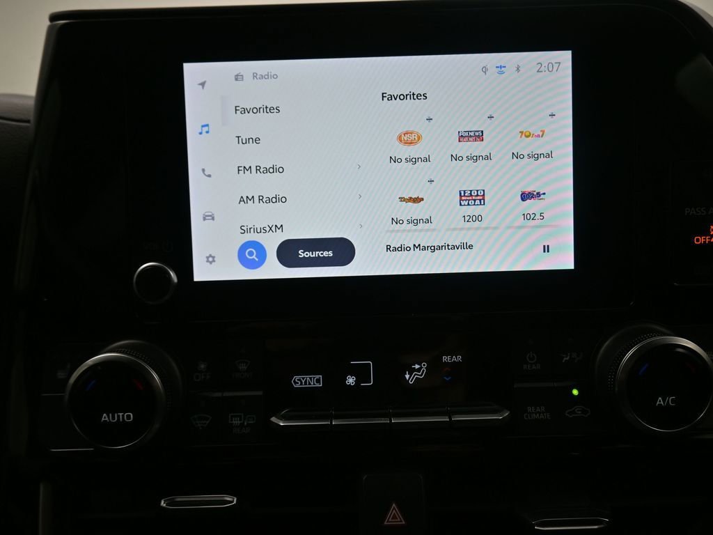 Used 2023 Toyota Highlander XLE image 7