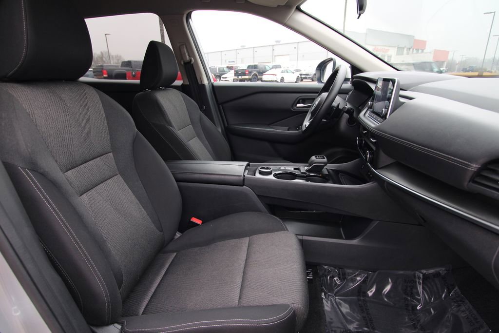 Used 2024 Nissan Rogue SV image 8