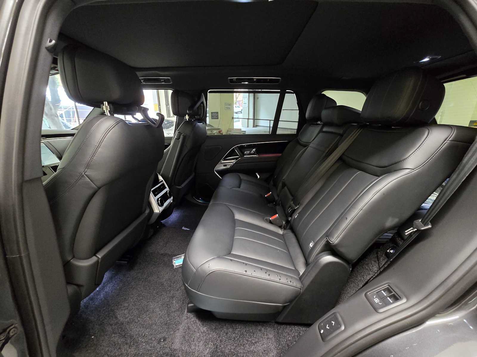 New 2026 Land Rover Range Rover Long Wheelbase SE AWD/4WD image 16