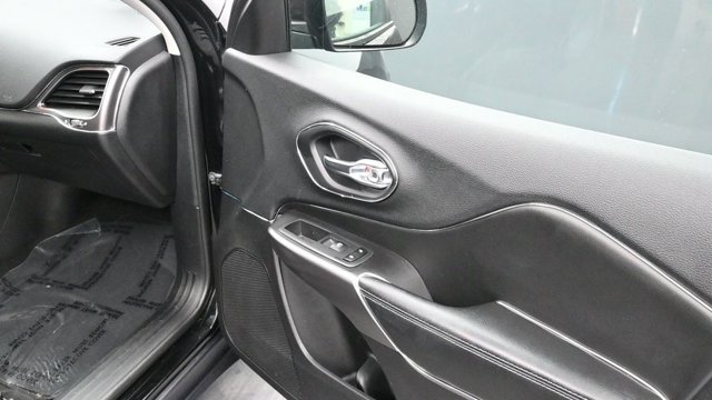 Used 2020 Jeep Cherokee Latitude FWD image 11
