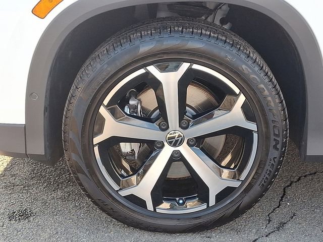 Certified 2025 Volkswagen Tiguan SE w/ Panoramic Sunroof Package AWD/4WD image 28