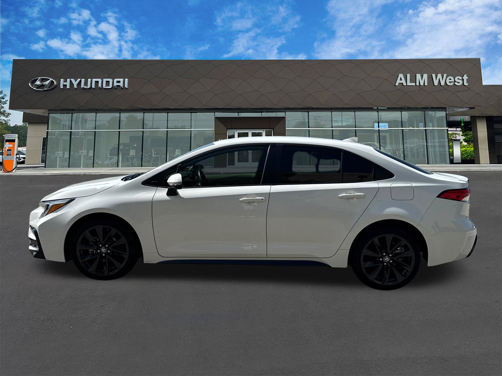 Used 2025 Toyota Corolla SE w/ Convenience Package FWD image 8