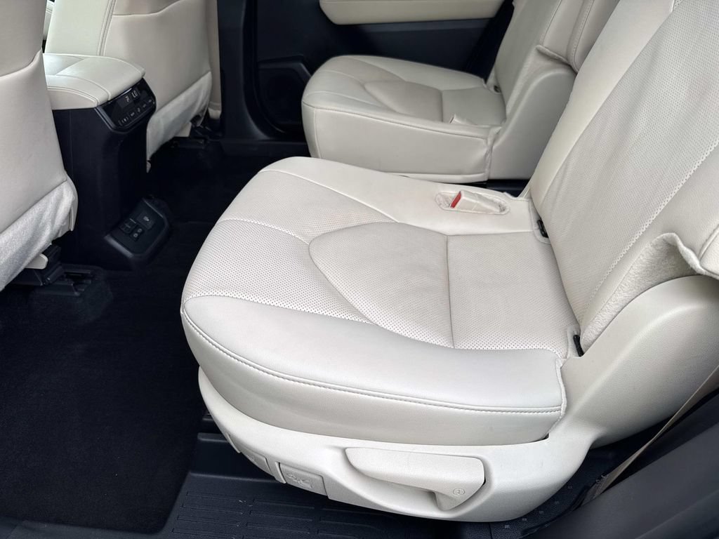 Used 2024 Toyota Highlander Limited AWD/4WD image 15