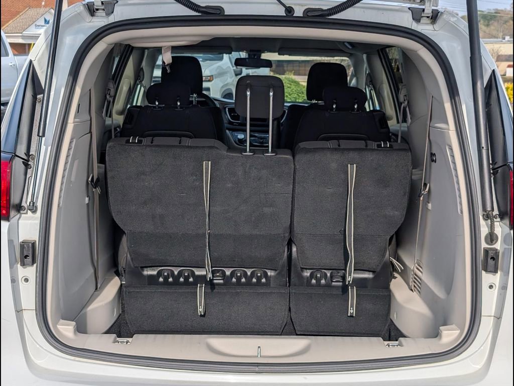 Used 2022 Chrysler Voyager LX image 22
