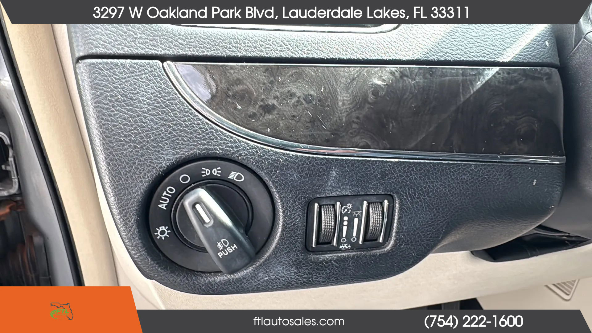 Used 2013 Chrysler Town & Country Touring image 43