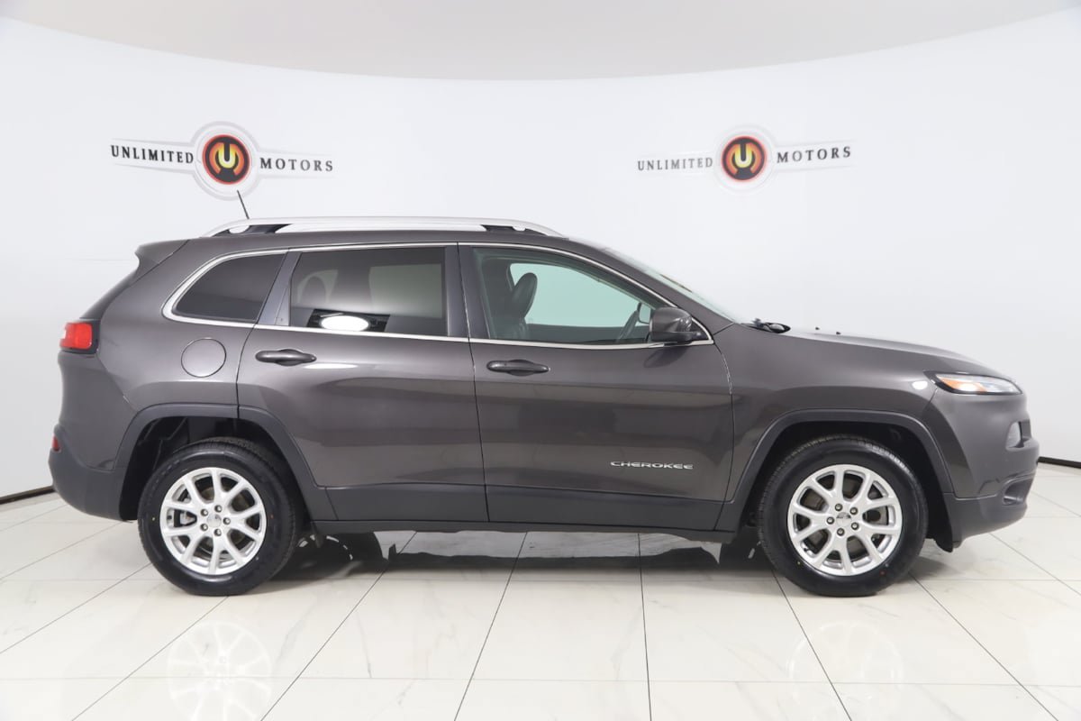 Used 2018 Jeep Cherokee Latitude Plus w/ Cold Weather Group FWD image 2