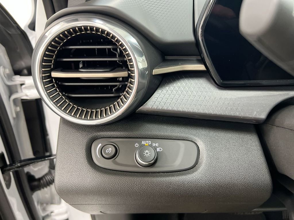New 2026 Chevrolet Trax ACTIV w/ Sunroof Package FWD image 18
