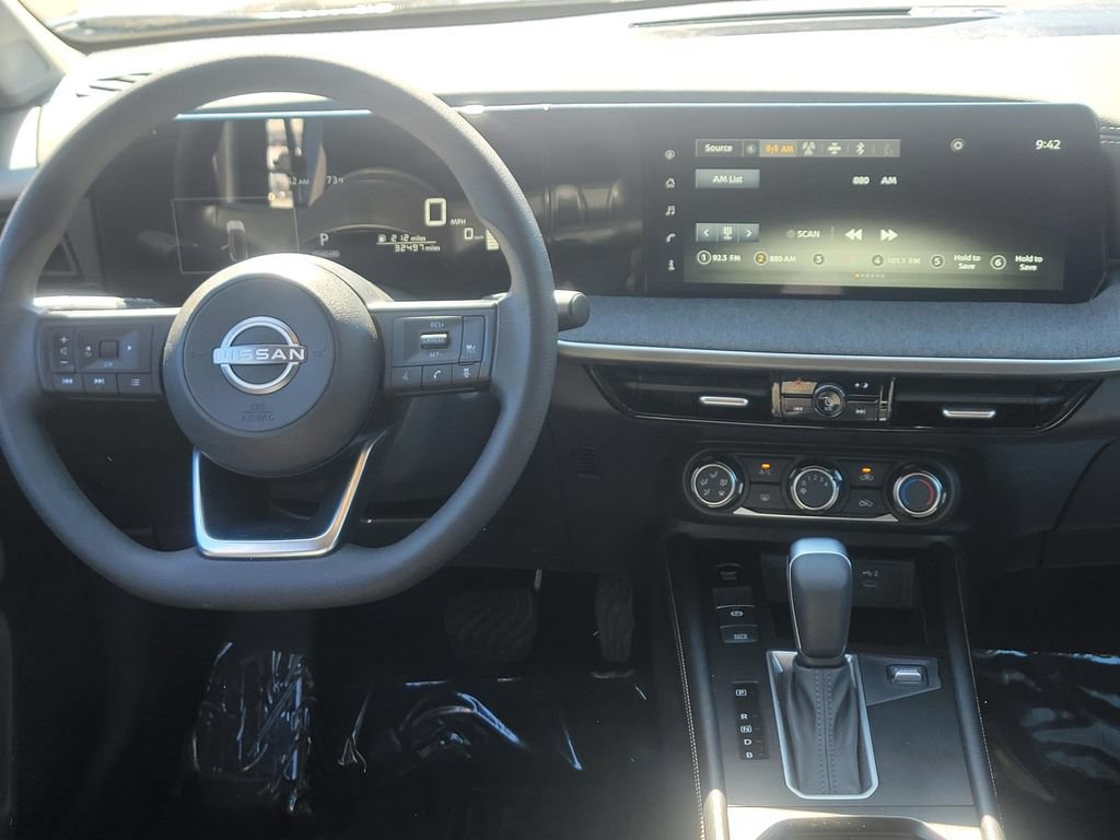 Used 2025 Nissan Kicks SV AWD/4WD image 18