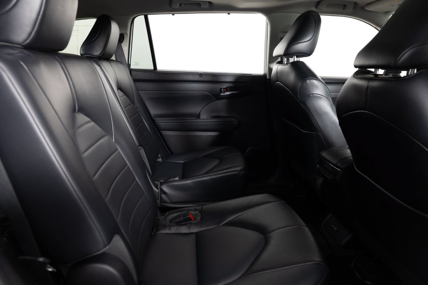 Used 2022 Toyota Highlander XLE FWD image 26