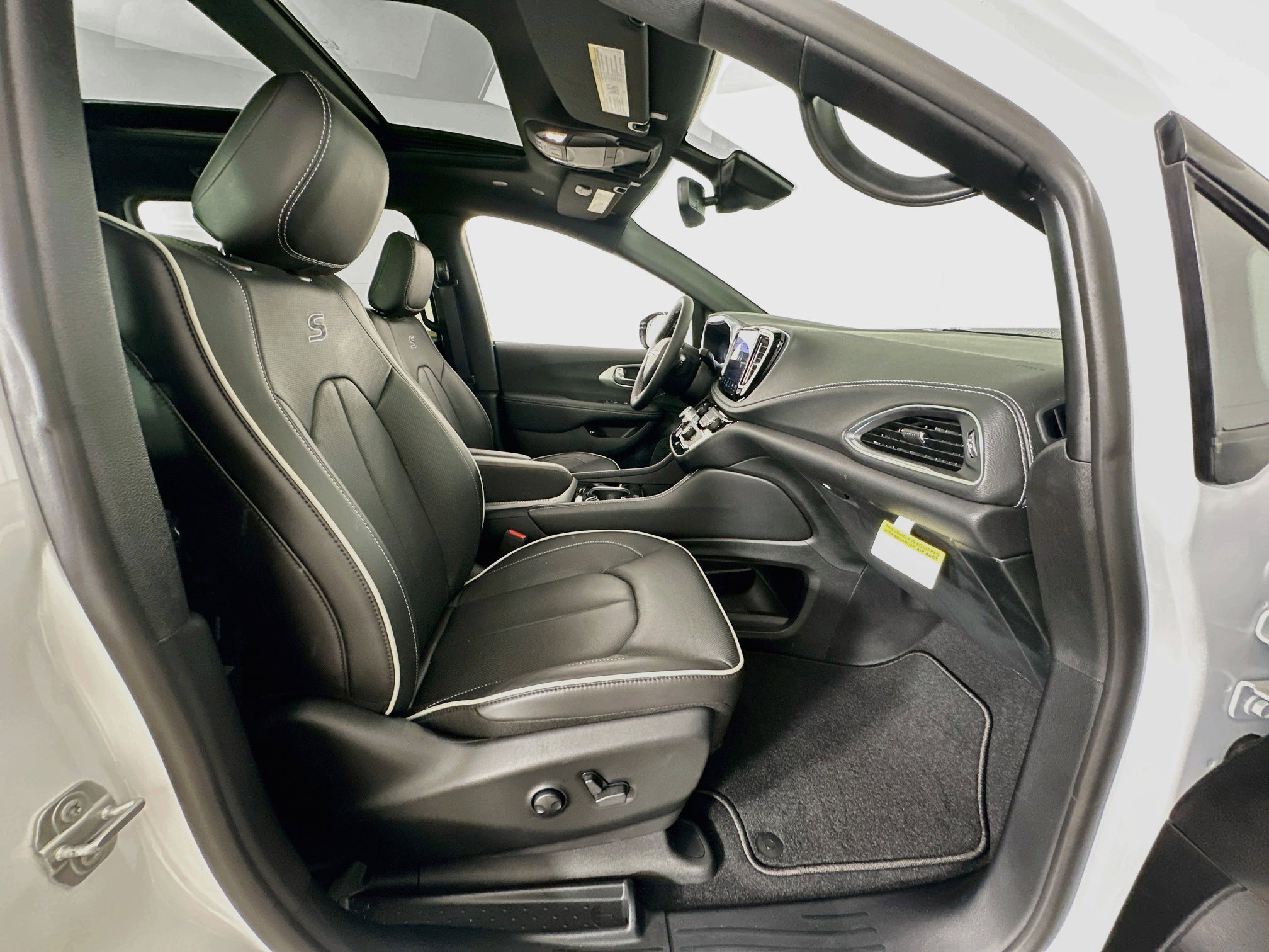 Used 2025 Chrysler Pacifica Premium FWD image 33