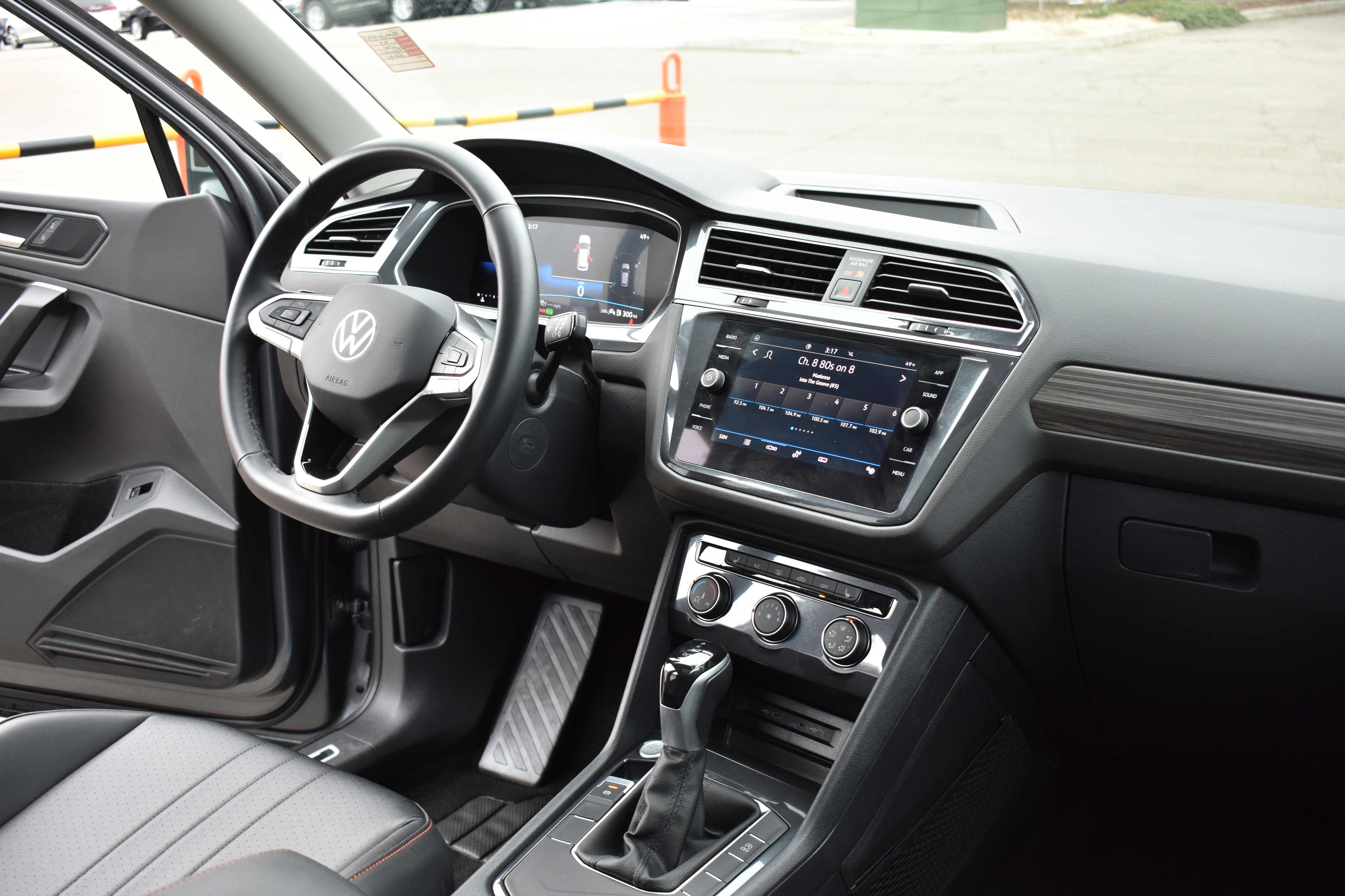 Used 2024 Volkswagen Tiguan Wolfsburg Edition image 31