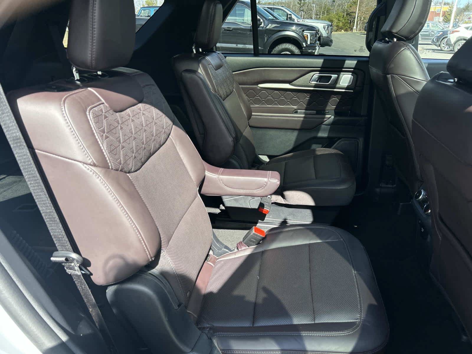 Used 2025 Ford Explorer Platinum w/ LUX Leather Package AWD/4WD image 20