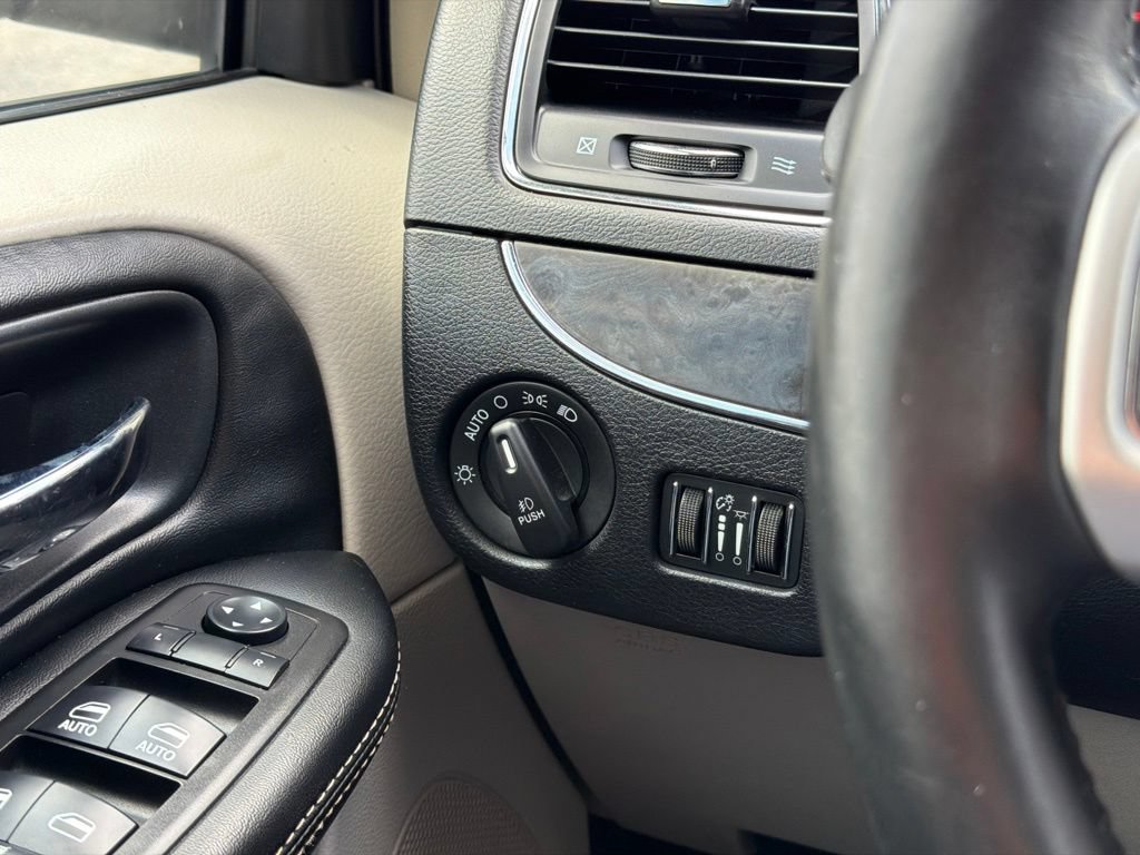 Used 2016 Chrysler Town & Country Touring-L w/ Driver Convenience Group FWD image 12