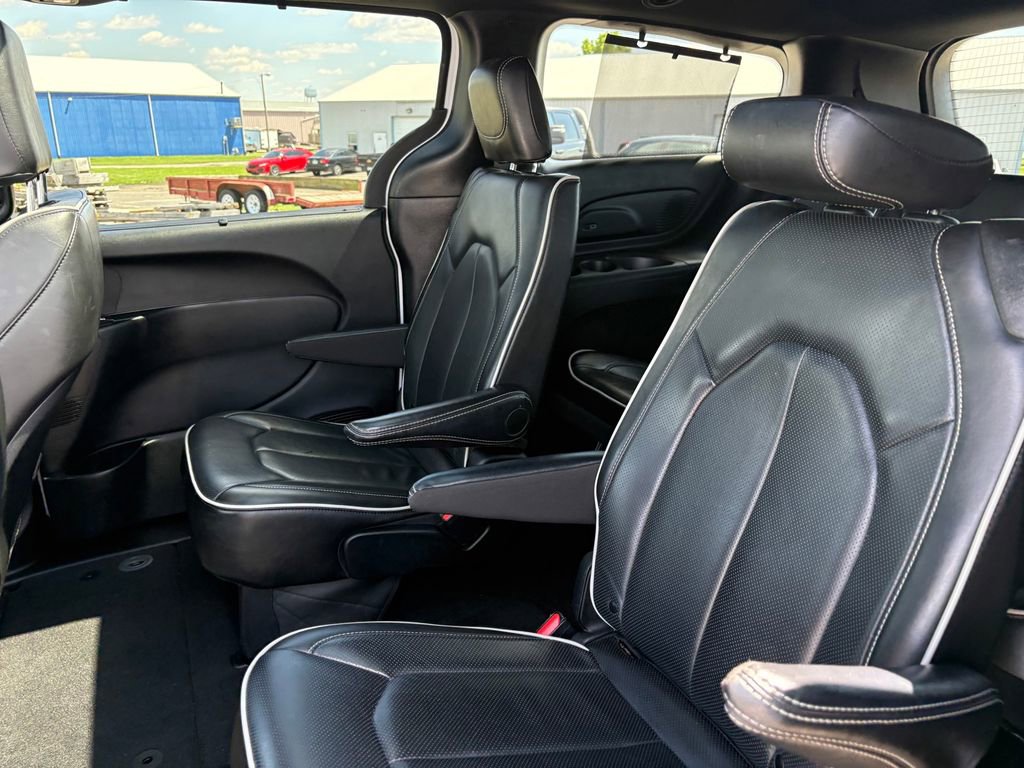 Used 2025 Chrysler Pacifica Limited FWD image 19