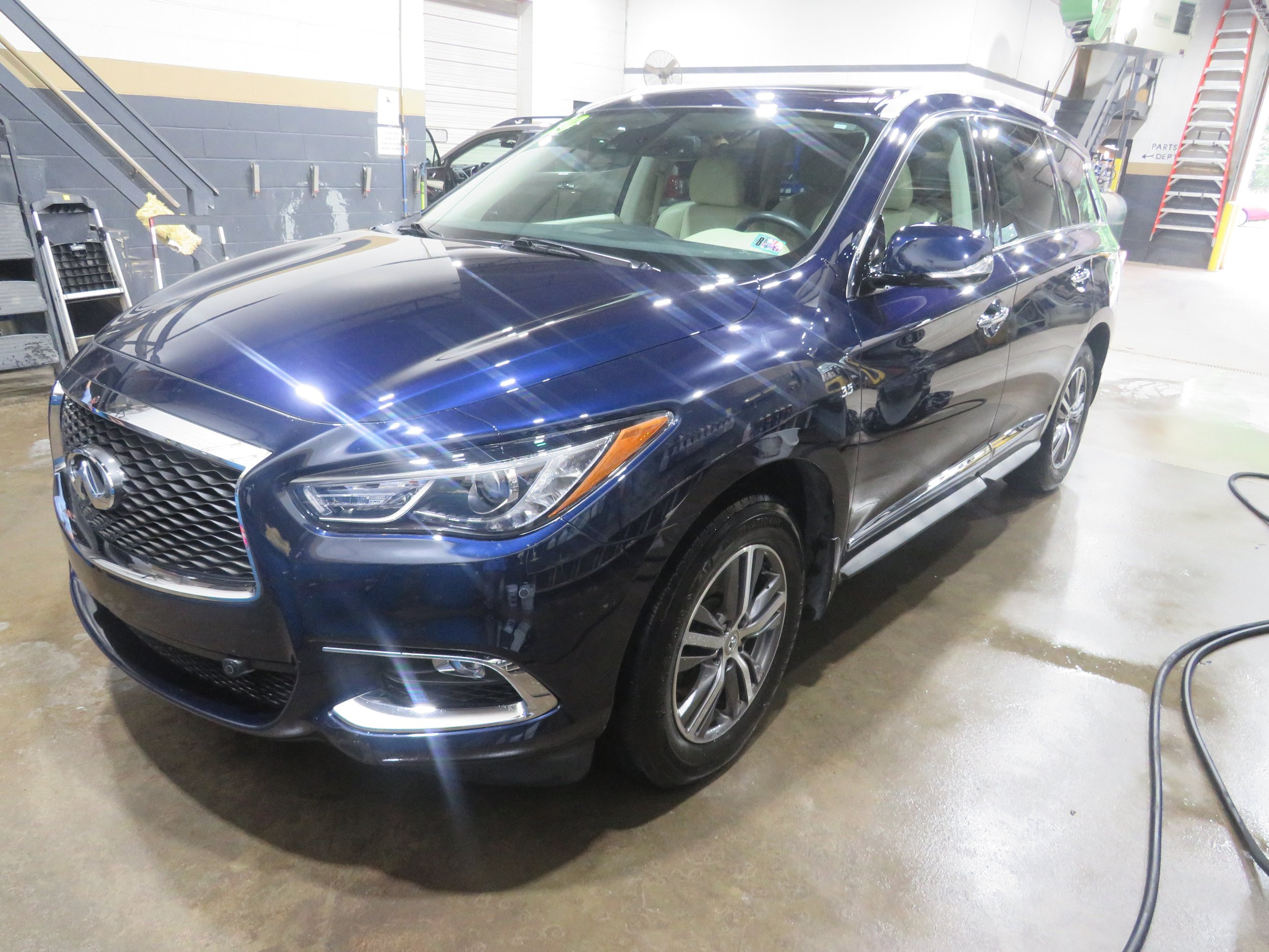 Used 2020 INFINITI QX60 Luxe w/ Essential Package AWD/4WD image 3