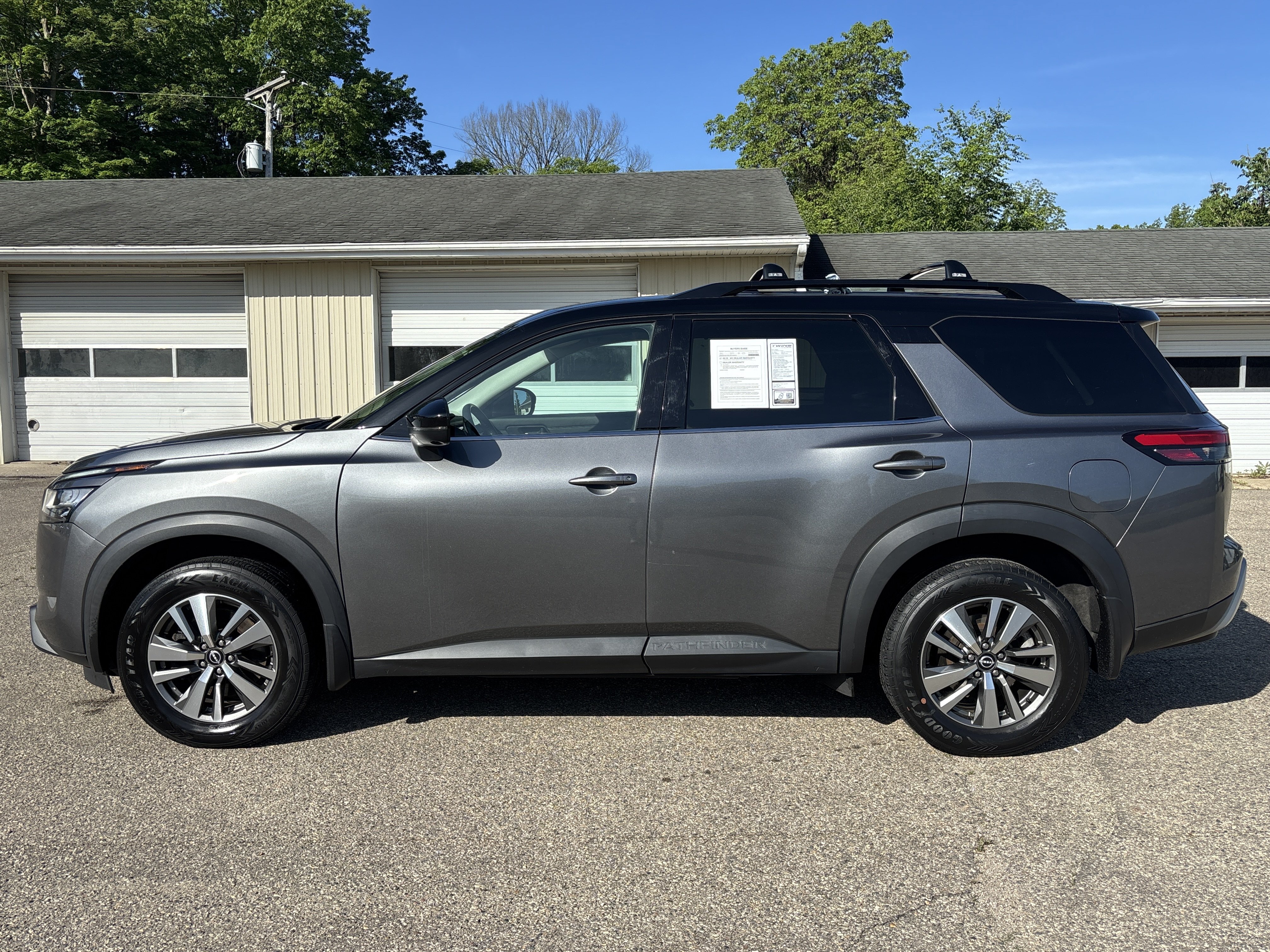 Used 2023 Nissan Pathfinder SL w/ Black Appearance Package AWD/4WD image 10