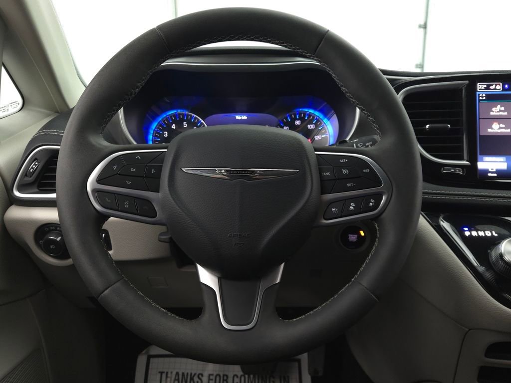 Used 2024 Chrysler Pacifica Touring-L image 21