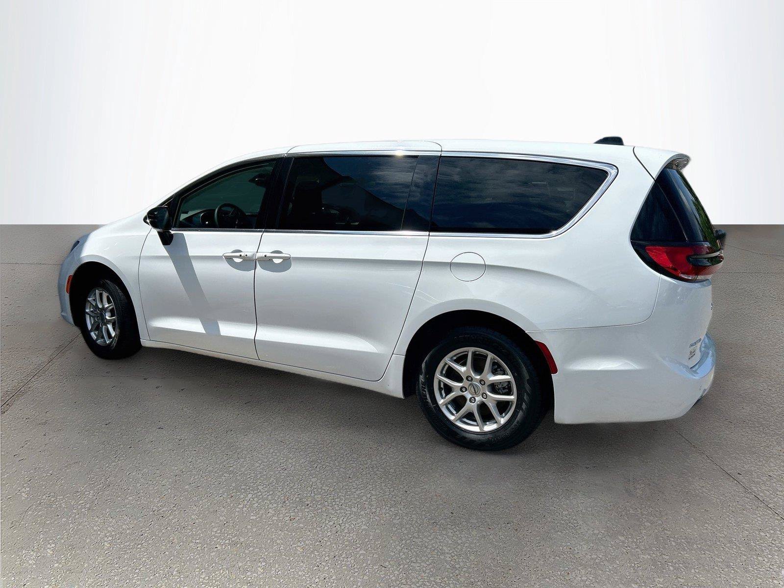 Used 2024 Chrysler Pacifica Touring-L FWD image 5
