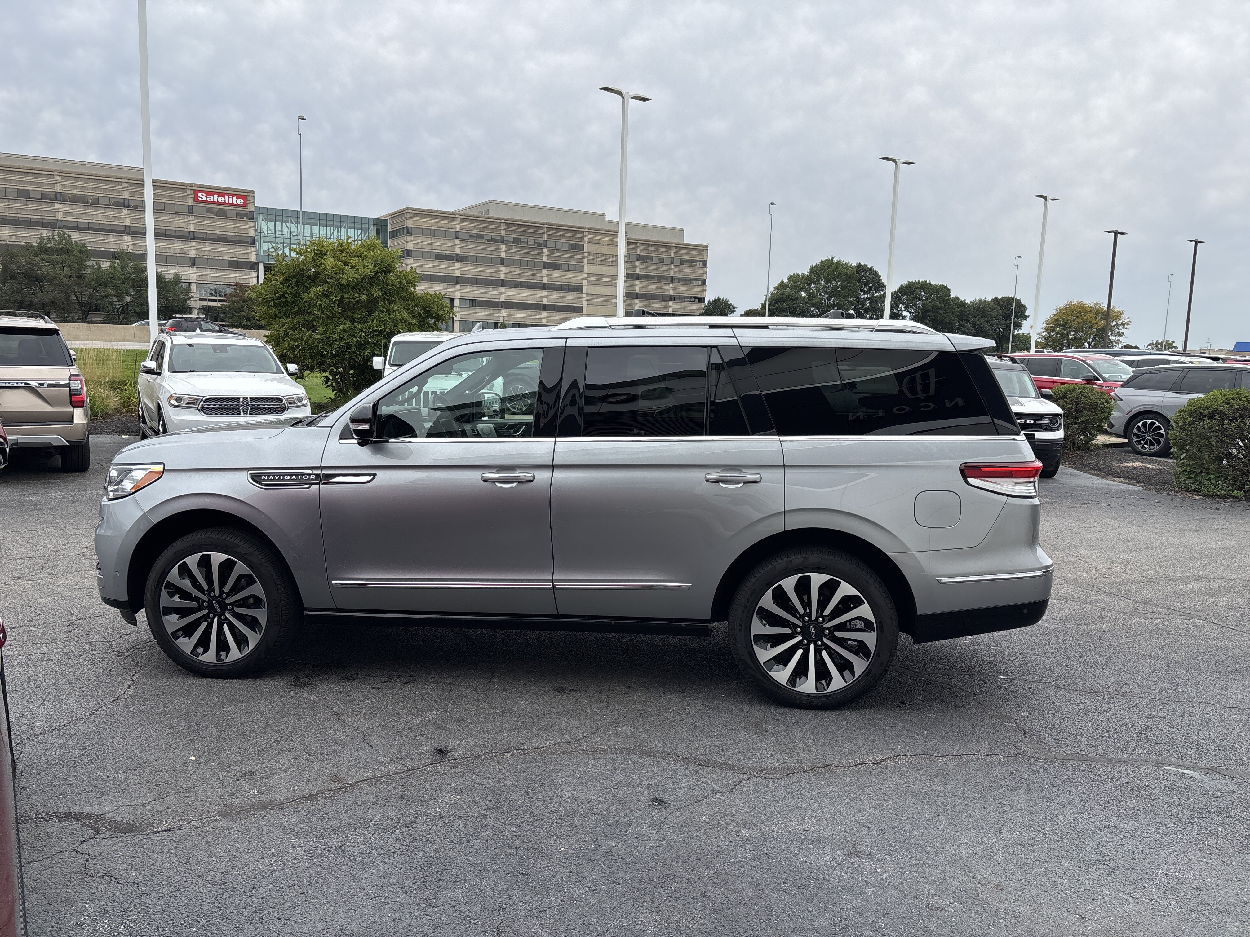 Used 2024 Lincoln Navigator Reserve AWD/4WD image 3