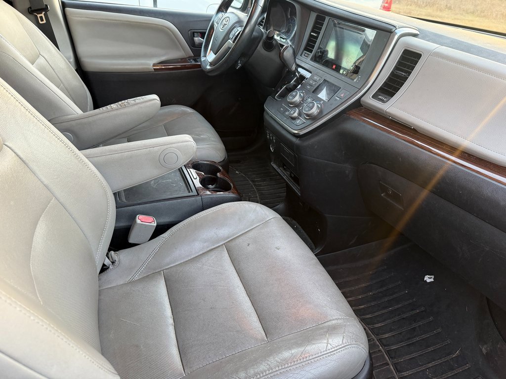 Used 2015 Toyota Sienna Limited Premium image 3