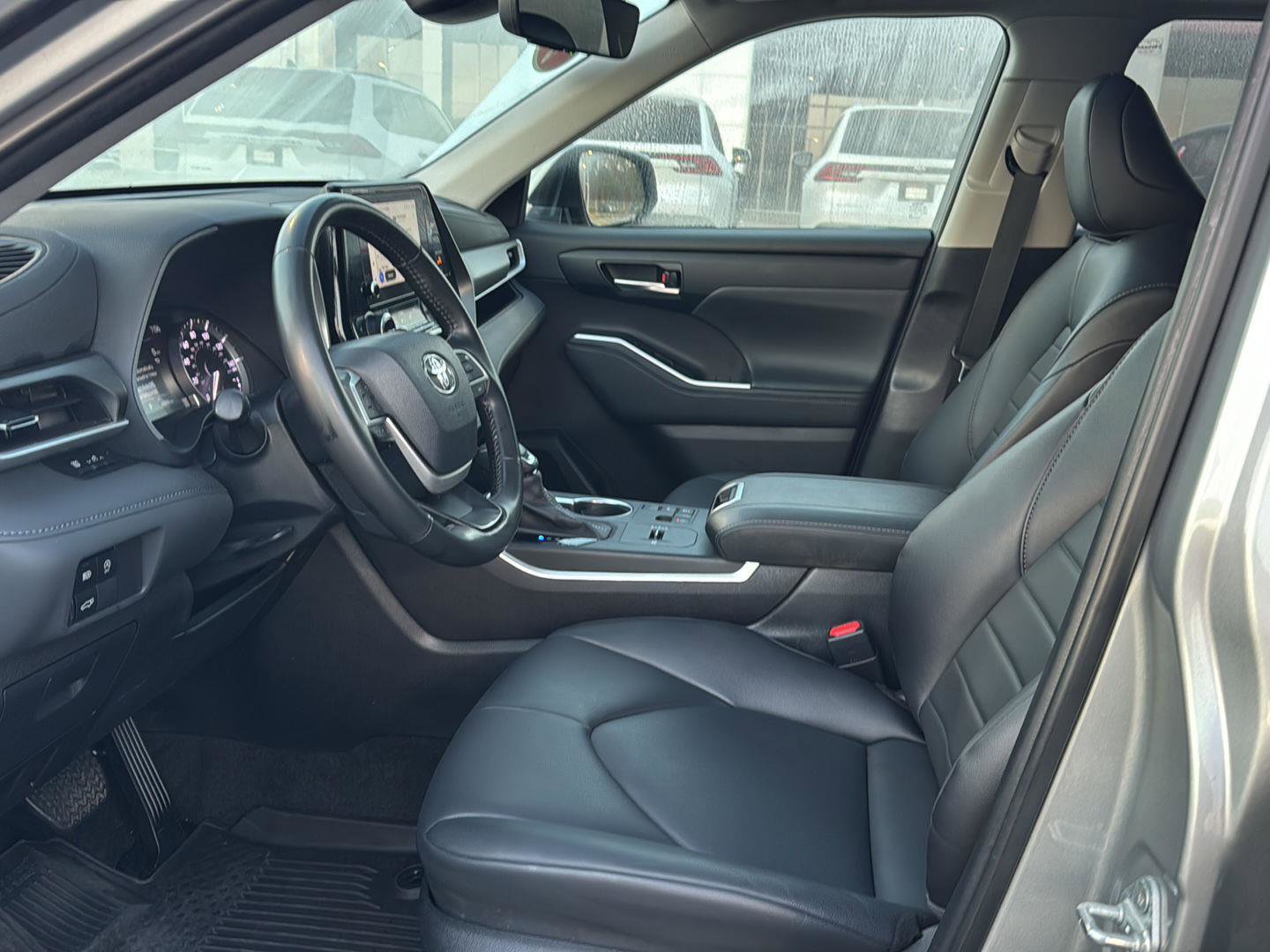 Used 2024 Toyota Highlander XLE image 8