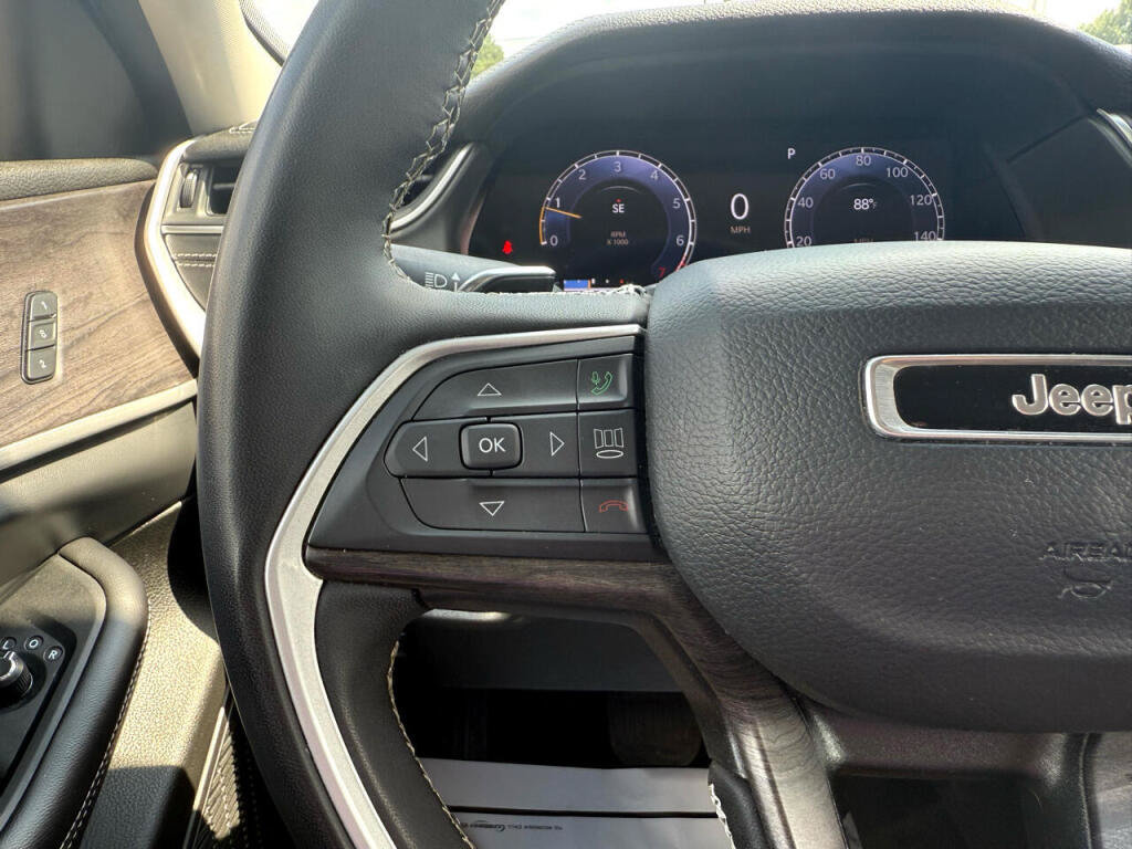 Used 2023 Jeep Grand Cherokee Limited AWD/4WD image 18