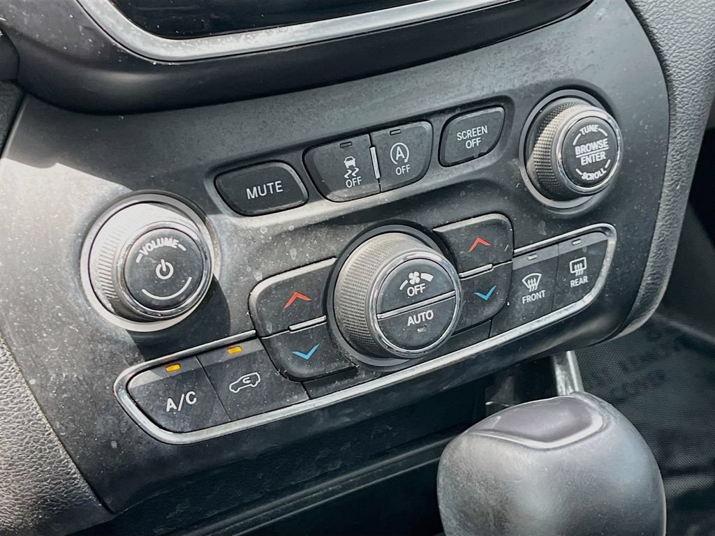 Used 2019 Jeep Cherokee Limited w/ Technology Group FWD image 16