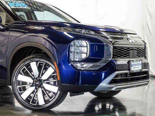 Used 2025 Mitsubishi Outlander SE AWD/4WD image 3