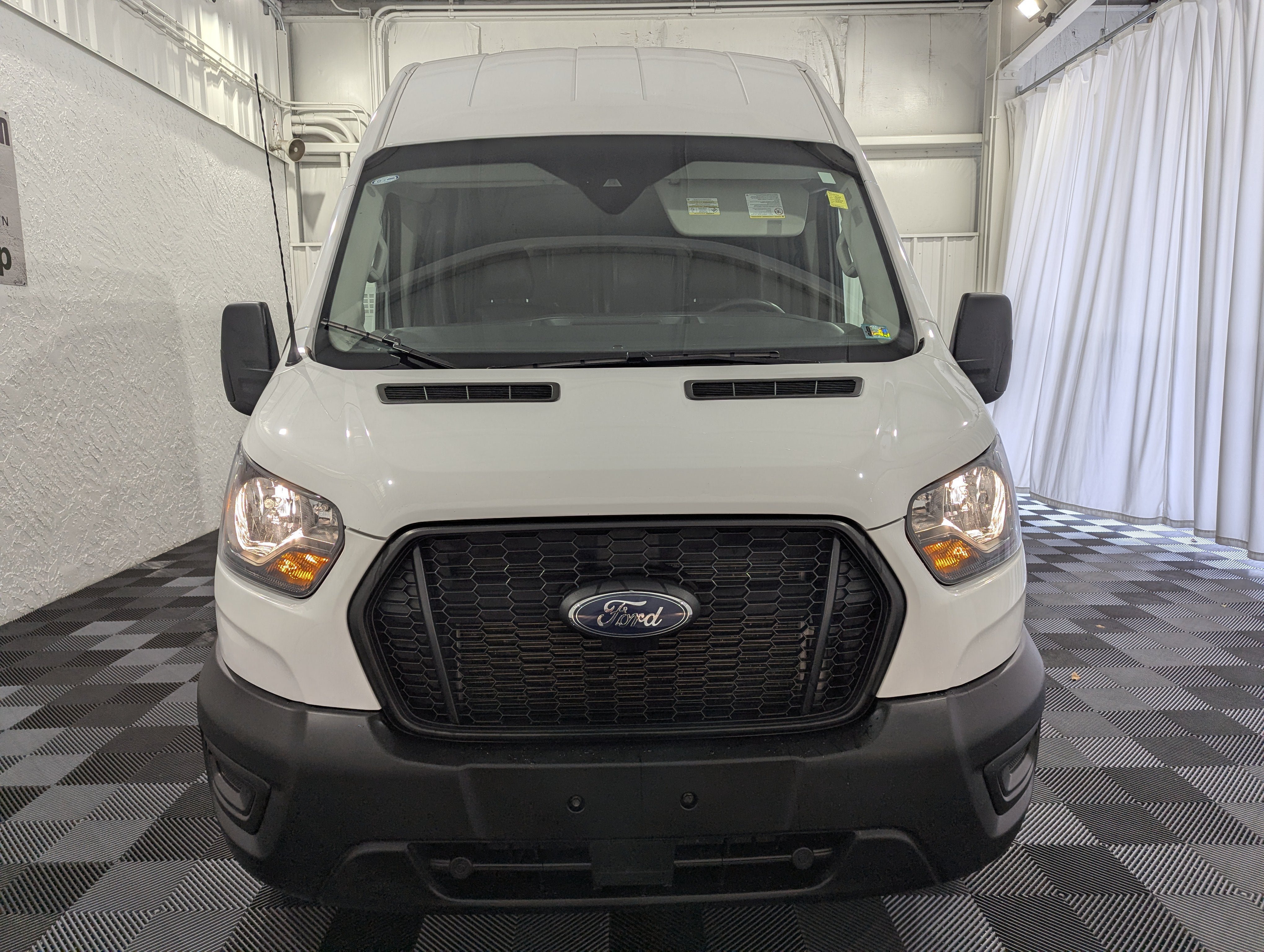 Used 2025 Ford Transit 250 148 High Roof RWD image 4