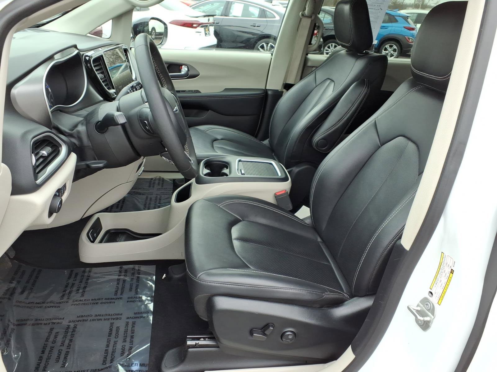 Used 2024 Chrysler Pacifica Touring-L image 4