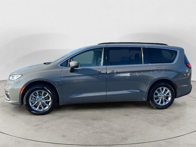 Used 2023 Chrysler Pacifica Touring-L AWD/4WD image 2