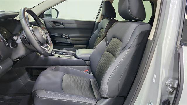 Certified 2025 Nissan Pathfinder SV FWD image 11