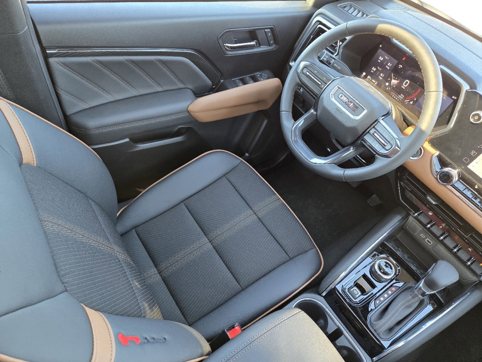 Used 2024 GMC Canyon AT4 w/ Technology Package AWD/4WD image 17