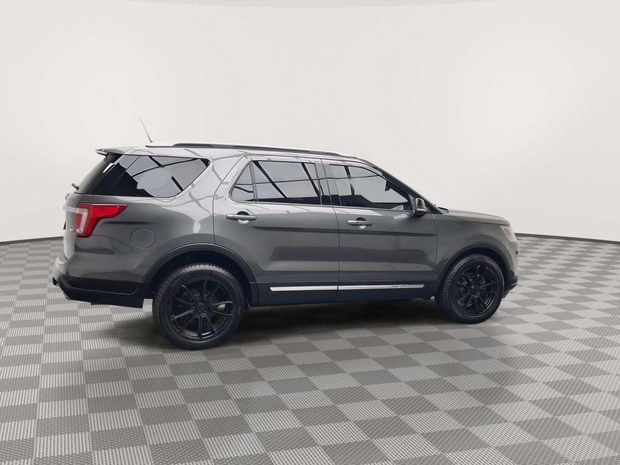 Used 2018 Ford Explorer XLT w/ Equipment Group 202A AWD/4WD image 44