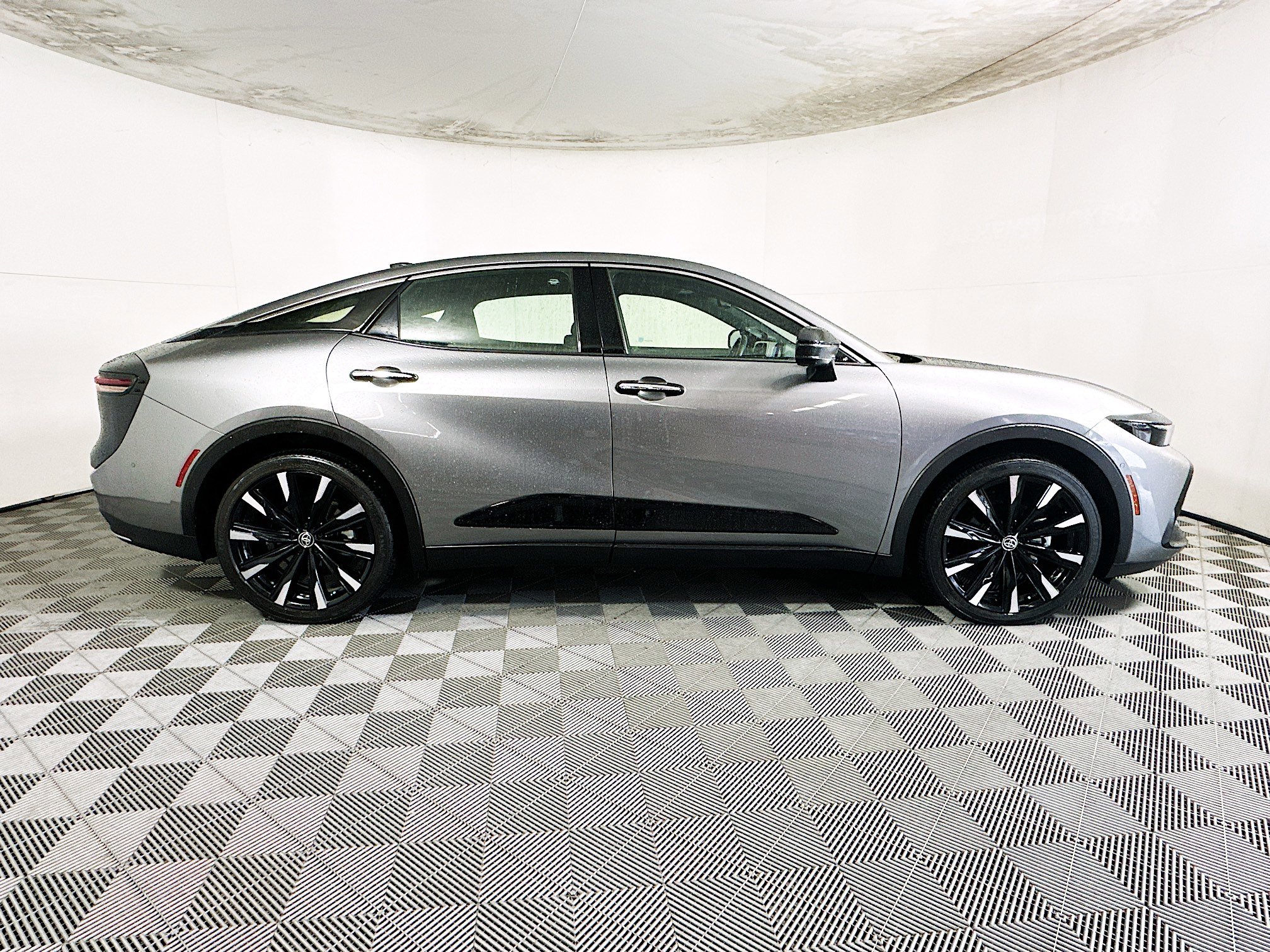 Used 2024 Toyota Crown Platinum AWD/4WD image 2