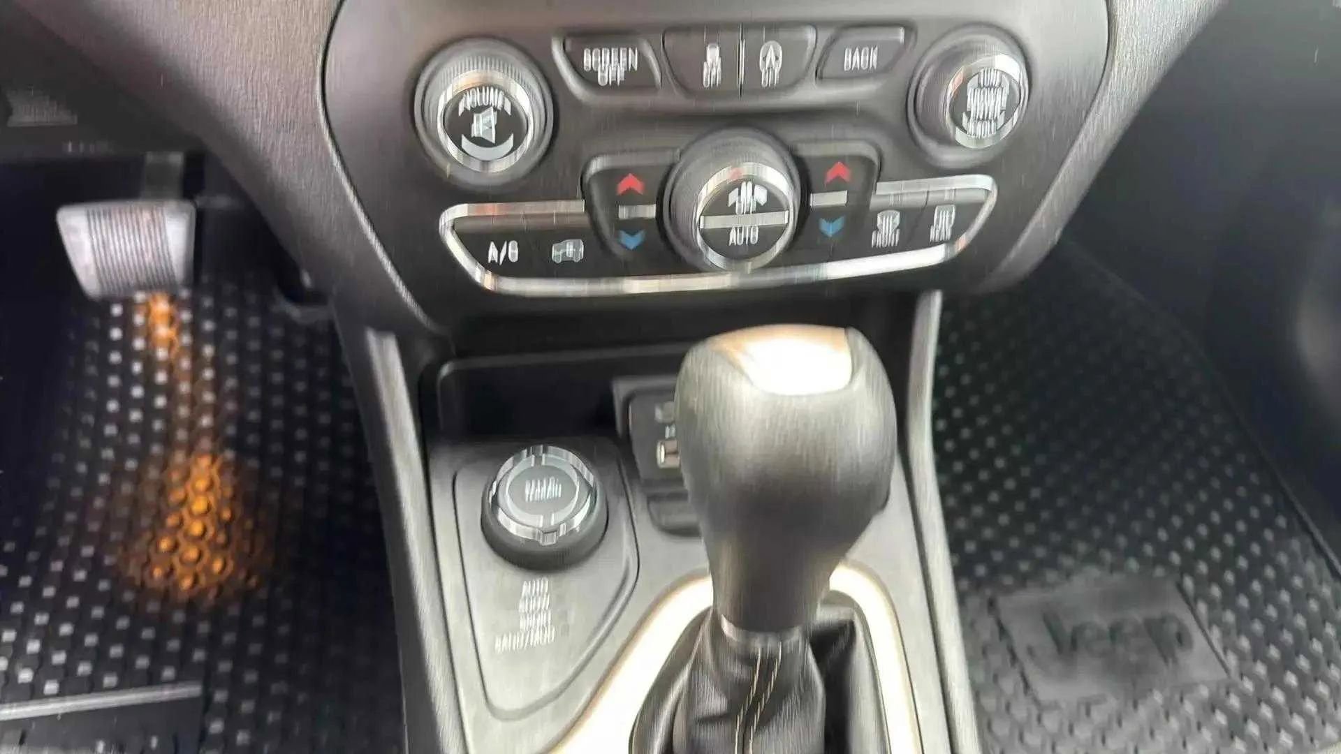 Used 2017 Jeep Cherokee Latitude w/ Comfort/Convenience Group image 13