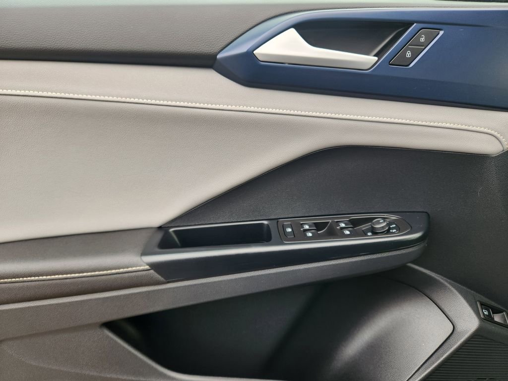 Certified 2024 Volkswagen Taos SE image 6