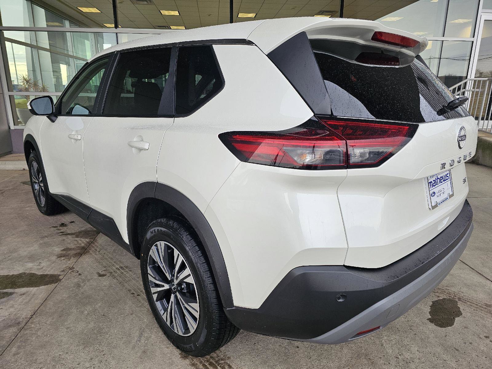 Used 2023 Nissan Rogue SV image 3