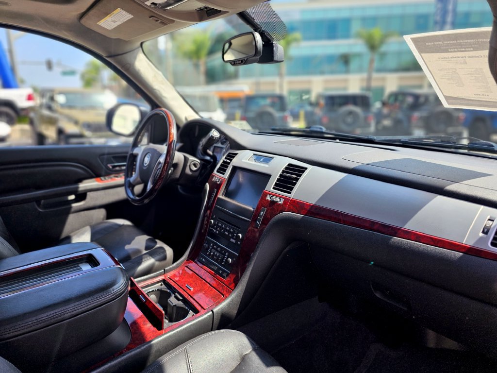 Used 2012 Cadillac Escalade Luxury RWD image 30