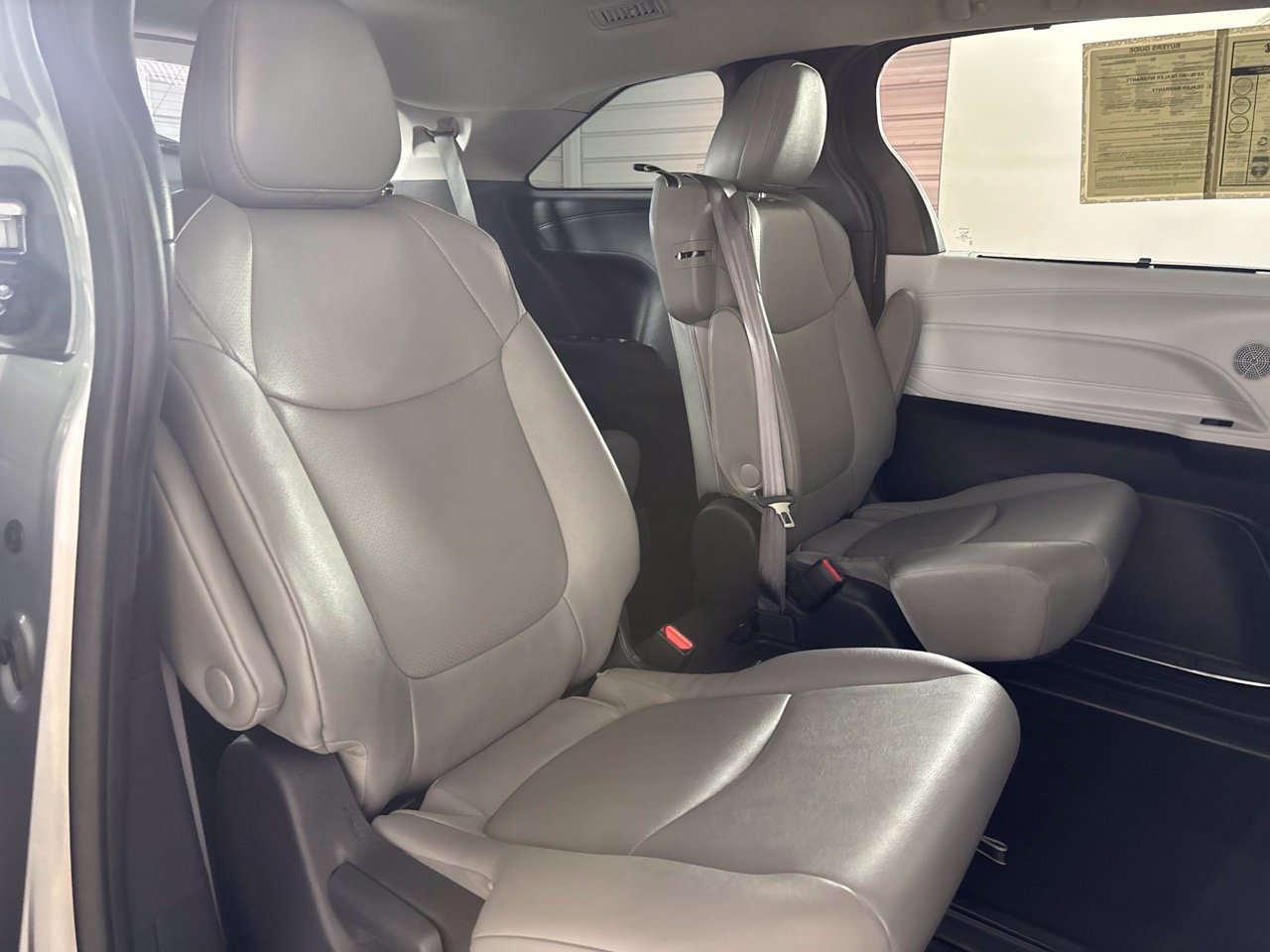 Used 2025 Toyota Sienna XLE FWD image 25