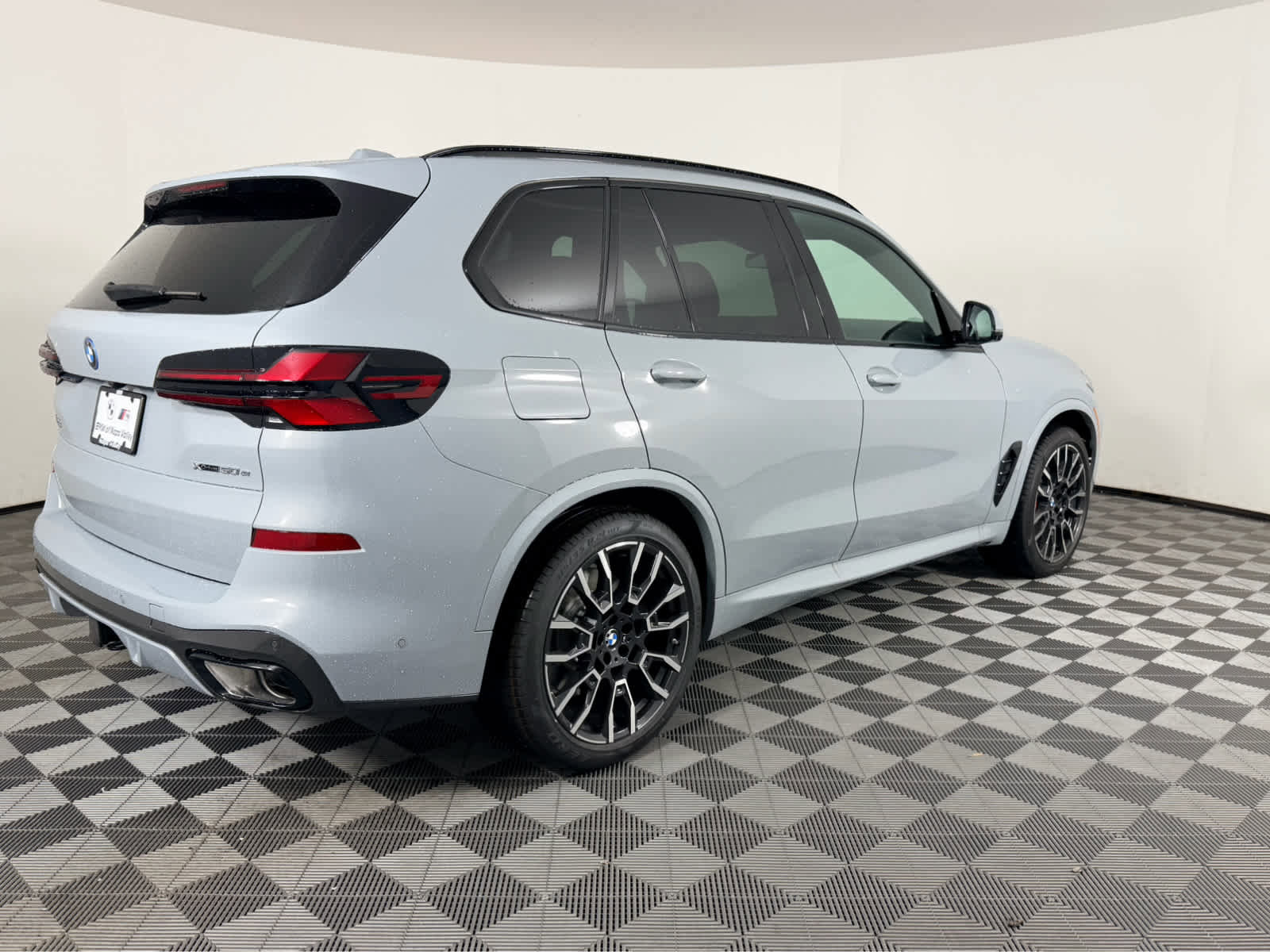 New 2026 BMW X5 xDrive50e w/ M Sport Package AWD/4WD image 3