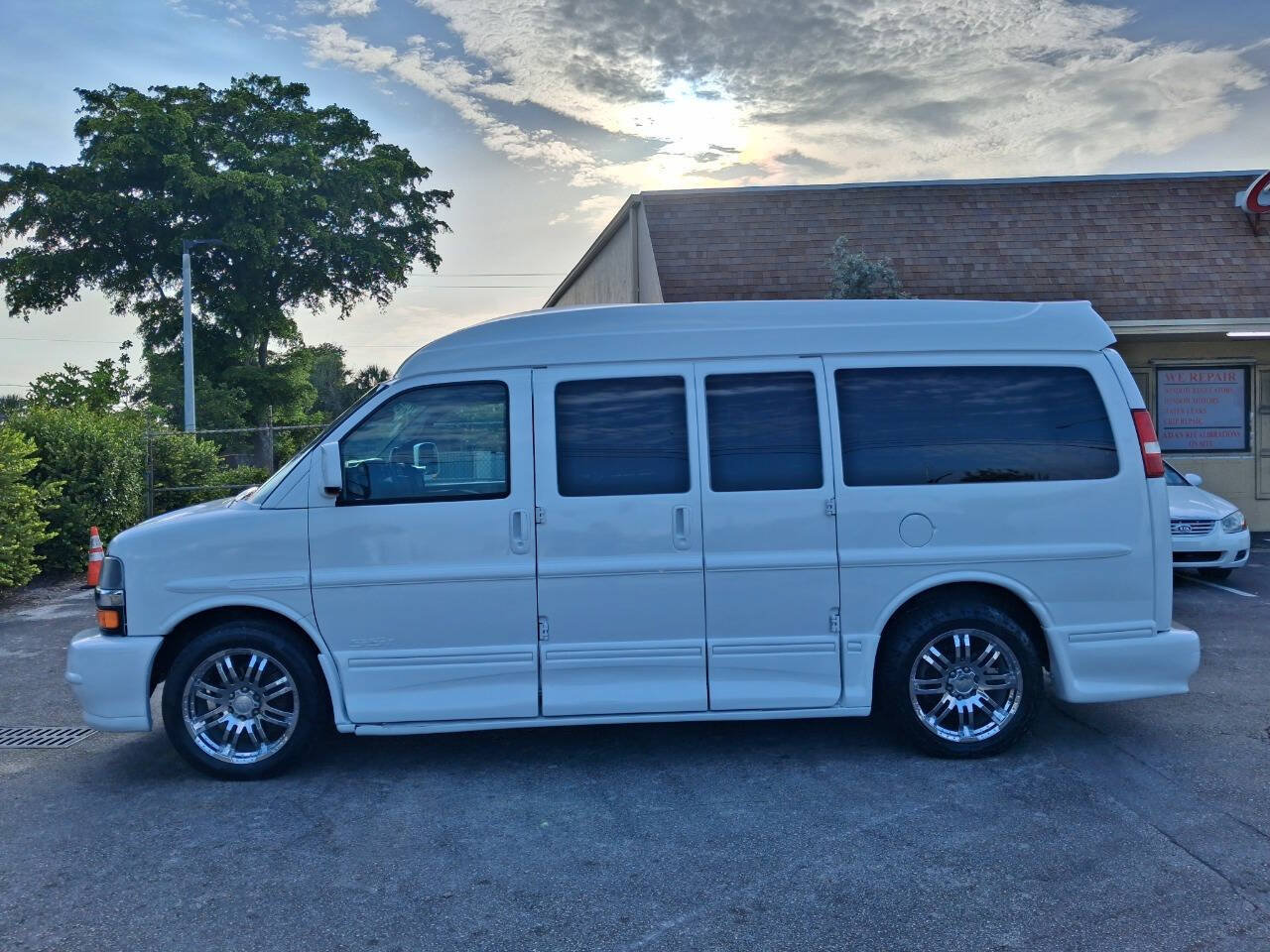Used 2012 Chevrolet Express 1500 RWD image 1