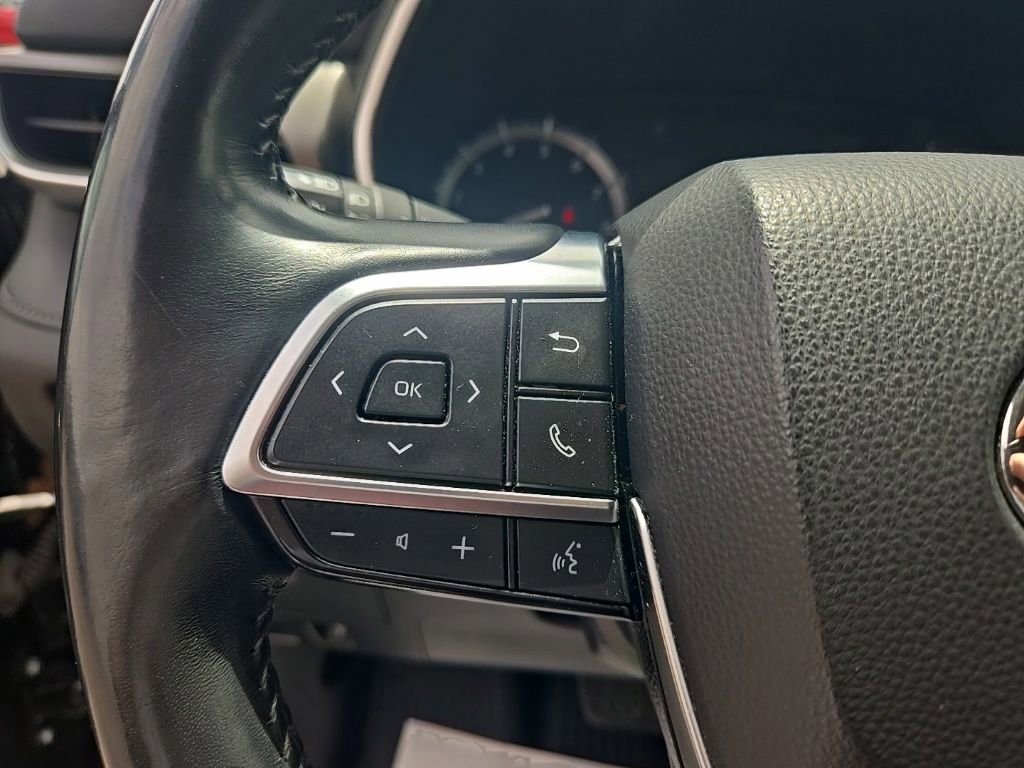 Used 2021 Toyota Highlander XLE AWD/4WD image 16