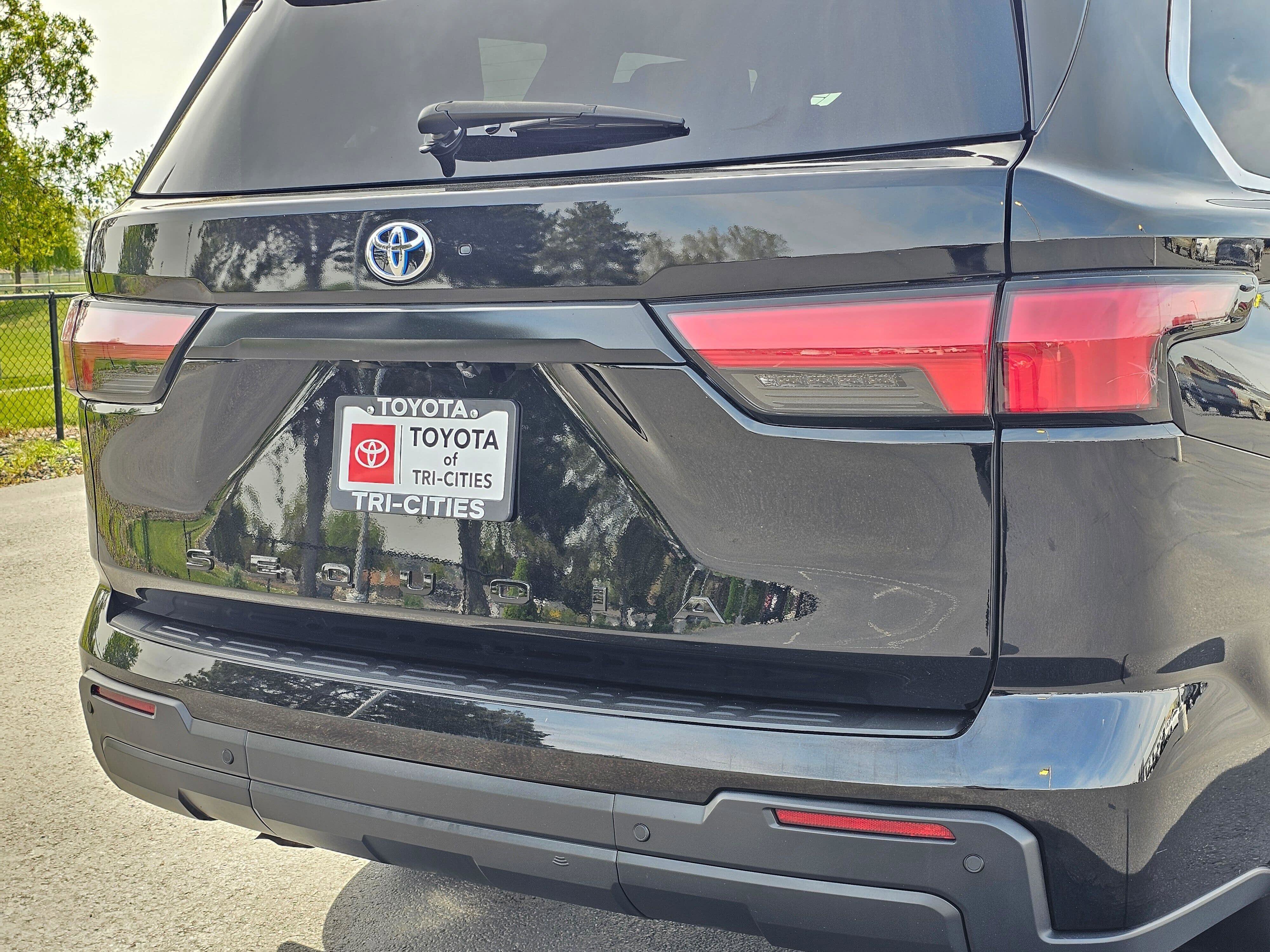 Used 2023 Toyota Sequoia SR5 w/ SR5 Premium Package AWD/4WD image 13