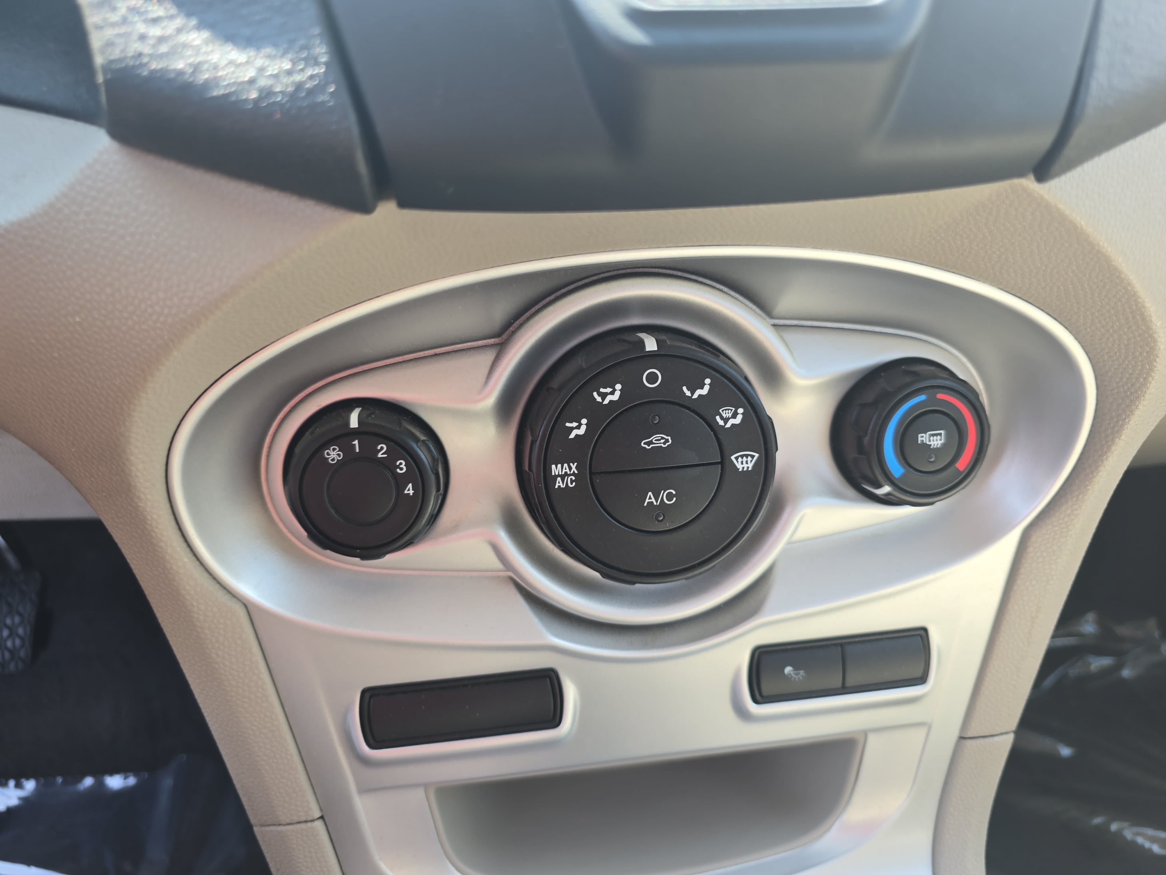 Used 2014 Ford Fiesta SE FWD image 20
