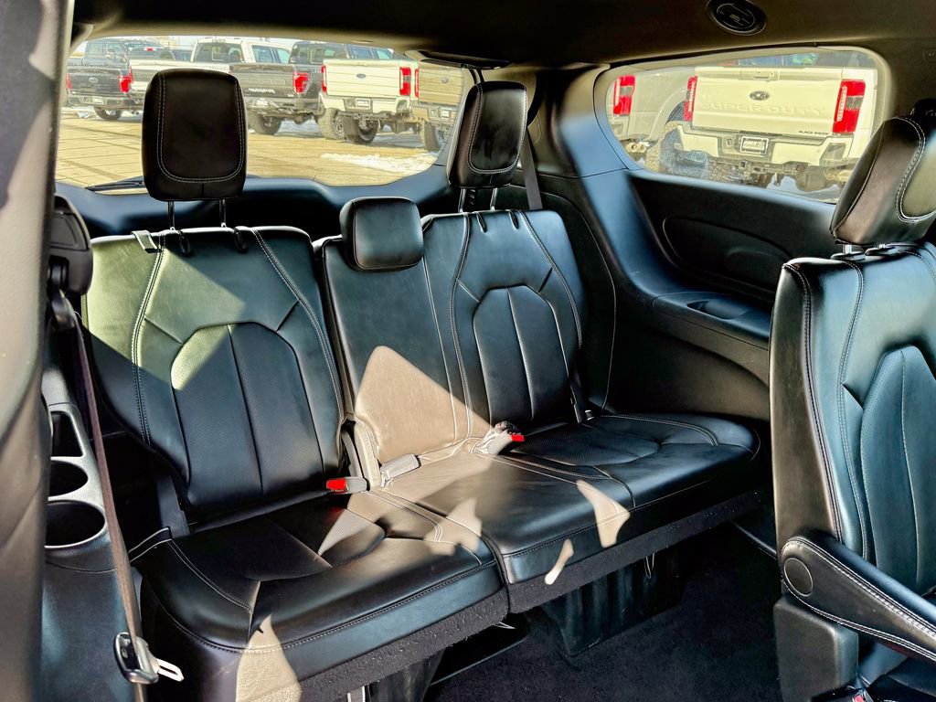 Used 2025 Chrysler Pacifica Select image 18