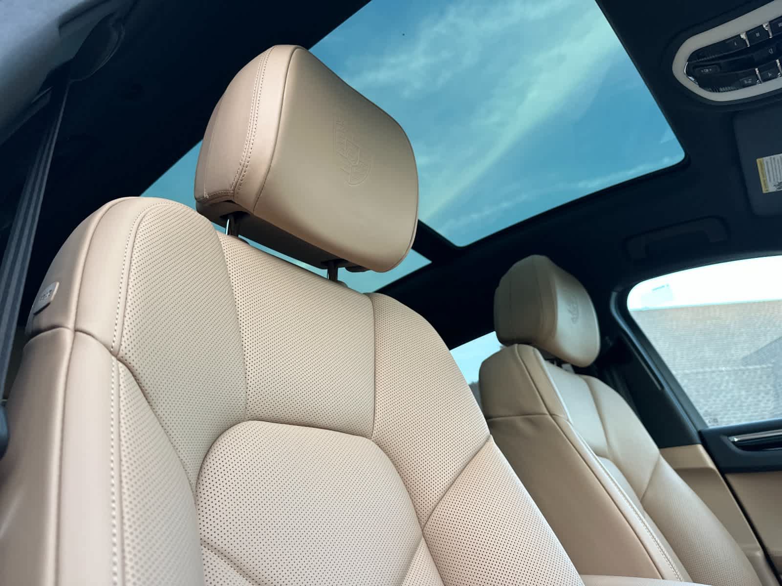 Certified 2025 Porsche Macan AWD/4WD image 18