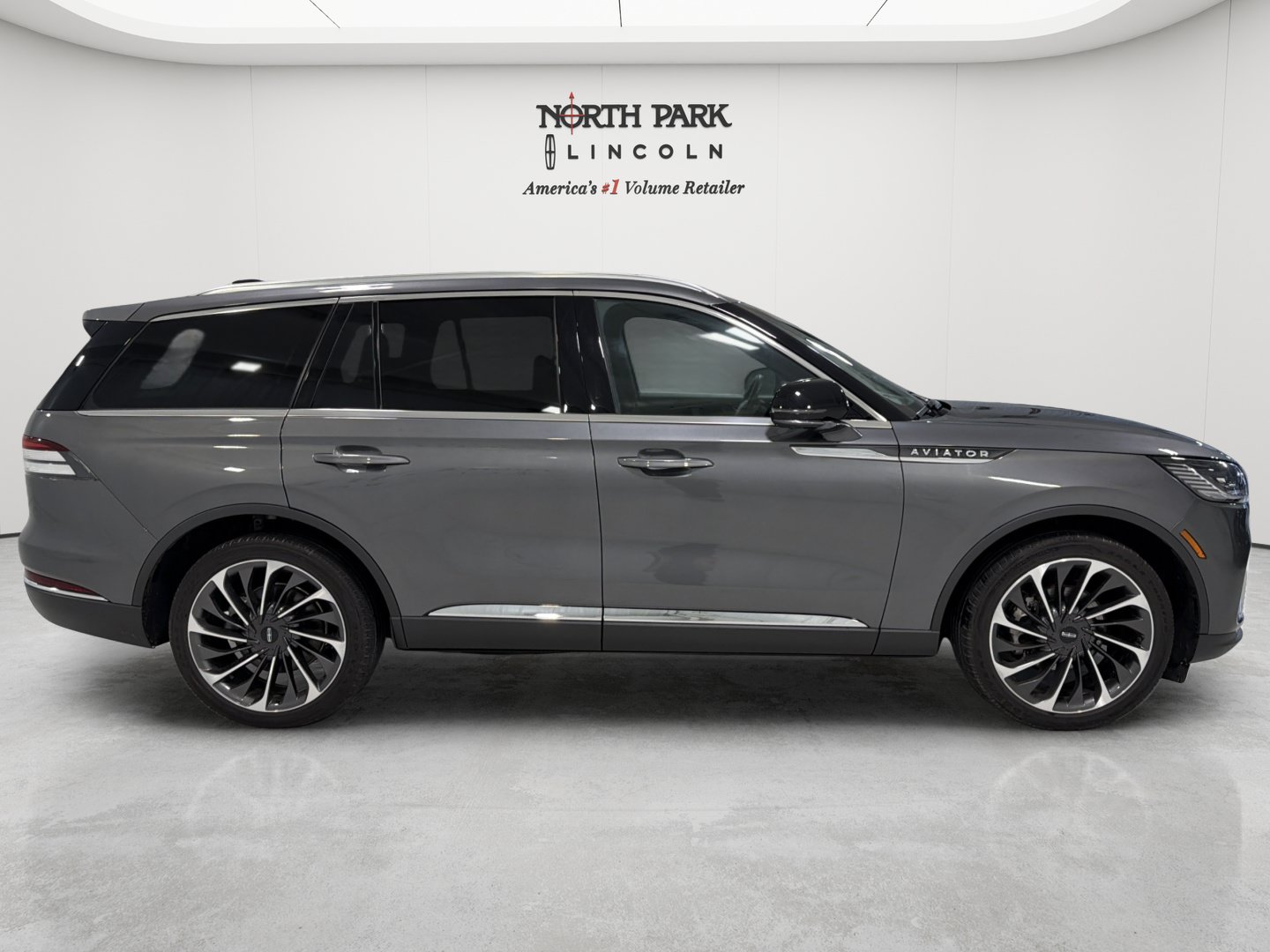Used 2025 Lincoln Aviator Reserve w/ Equipment Group 201A AWD/4WD image 6