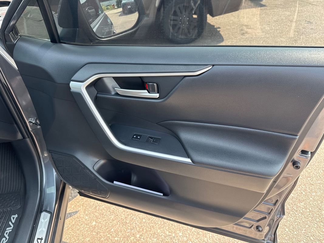 Used 2023 Toyota RAV4 SE image 18